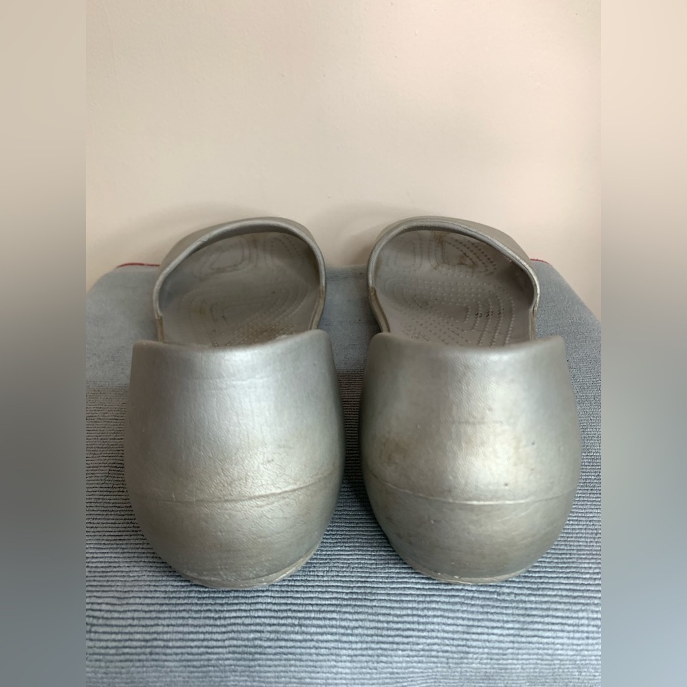 Crocs Silver Sandals 9 - Picture 5 of 10